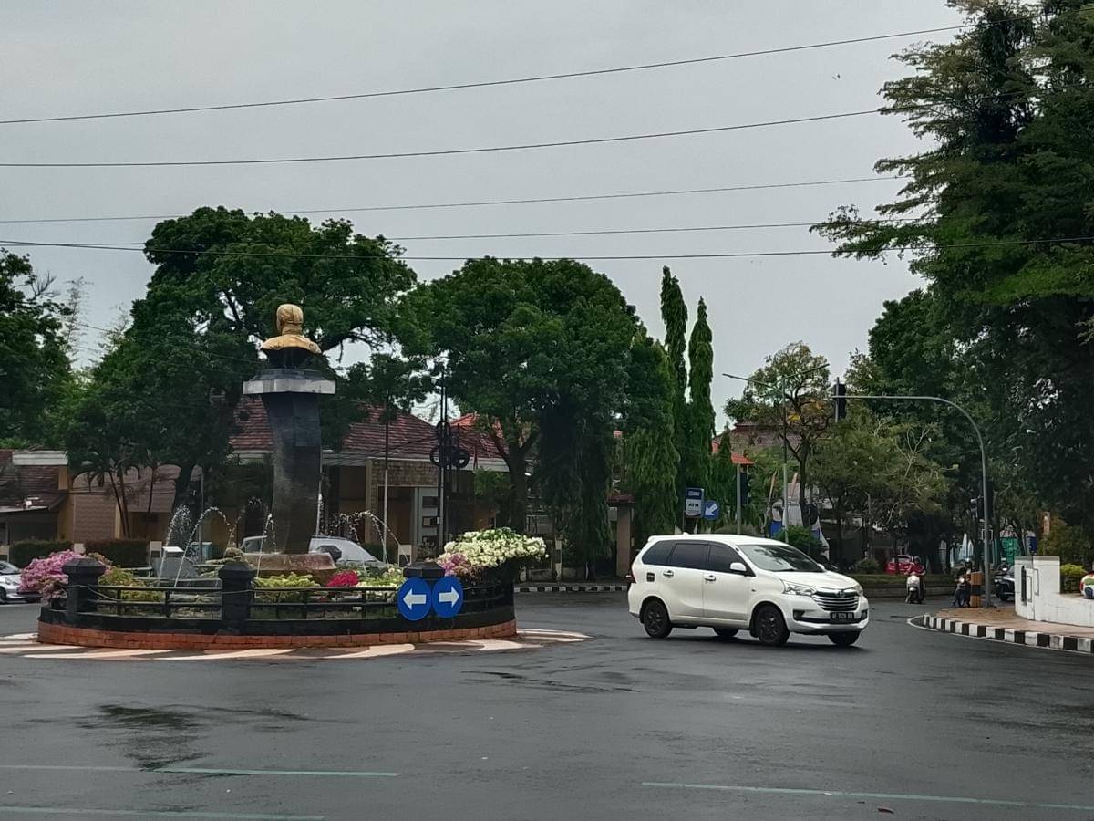 Bundaran patung Gubernur Suryo Kota Magetan. IDN Times/Riyanto.