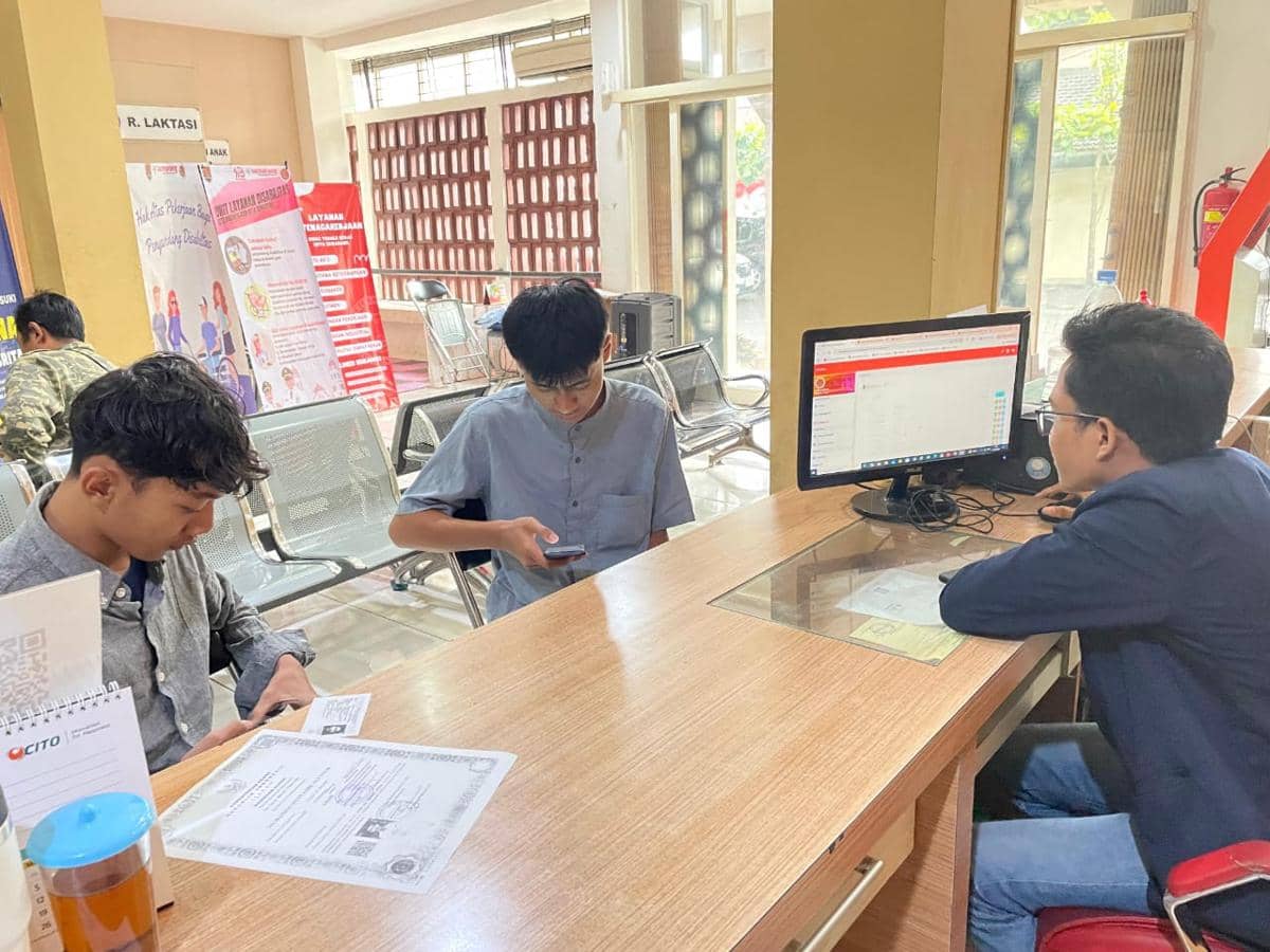 Mahasiswa UPGRIS membantu pelayanan pembuatan Kartu Kuning (AK-1) di Disnaker Kota Semarang.