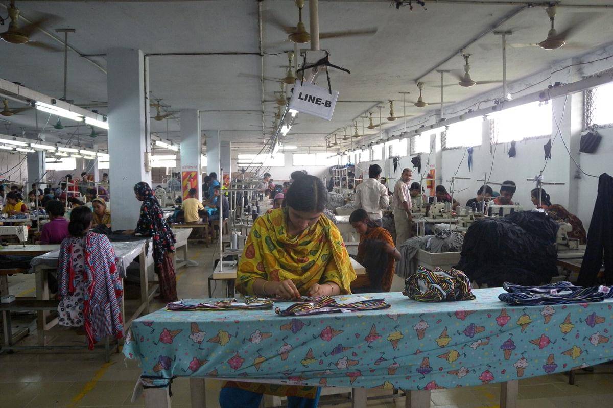 Pekerja perempuan di lini produksi sebuah pabrik garmen di Bangladesh