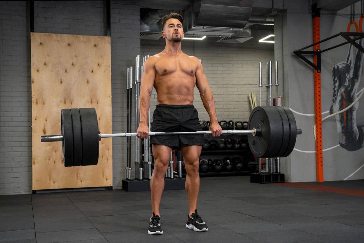 Seorang laki-laki melakukan latihan deadlift di gym.
