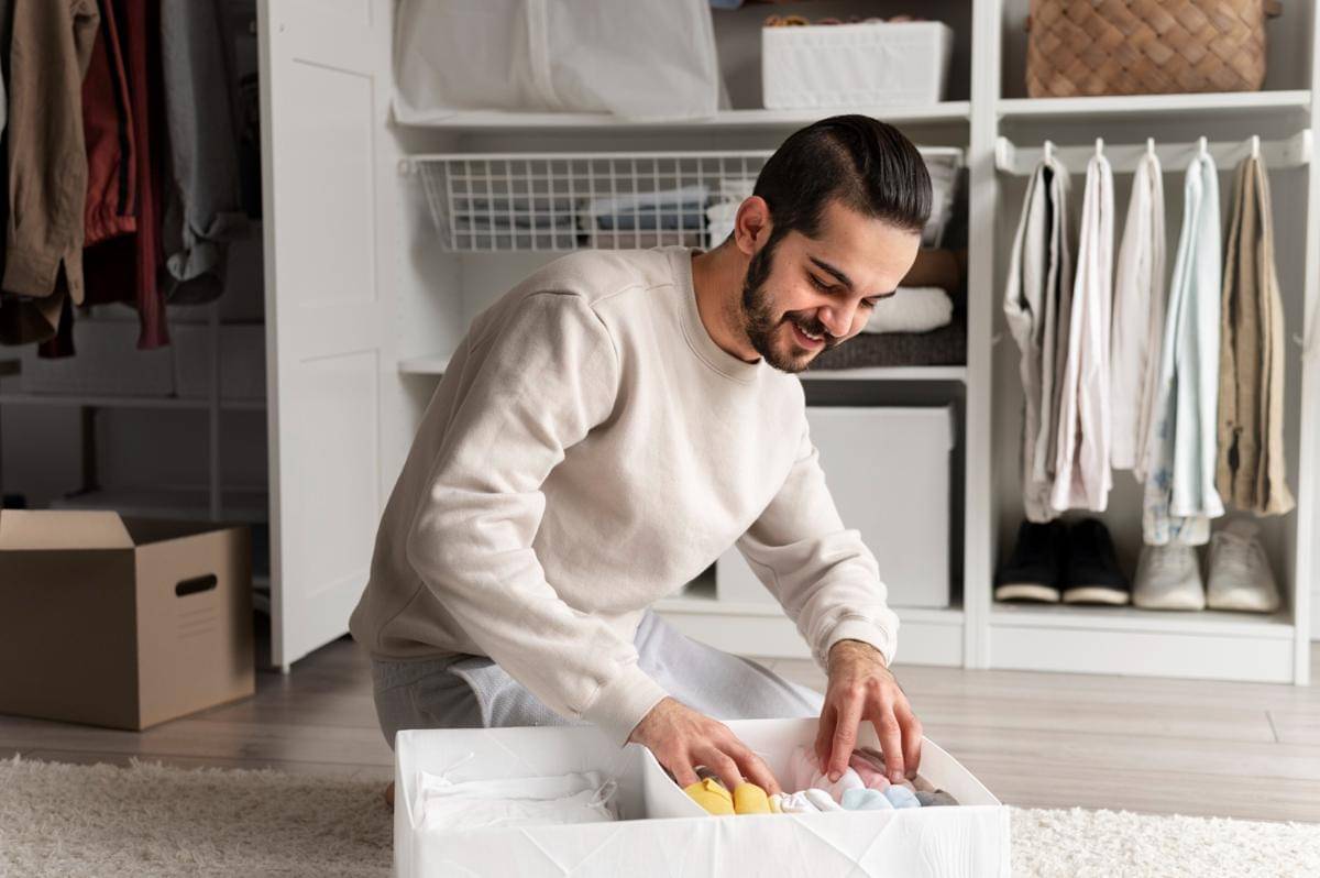 ilustrasi pria decluttering barang