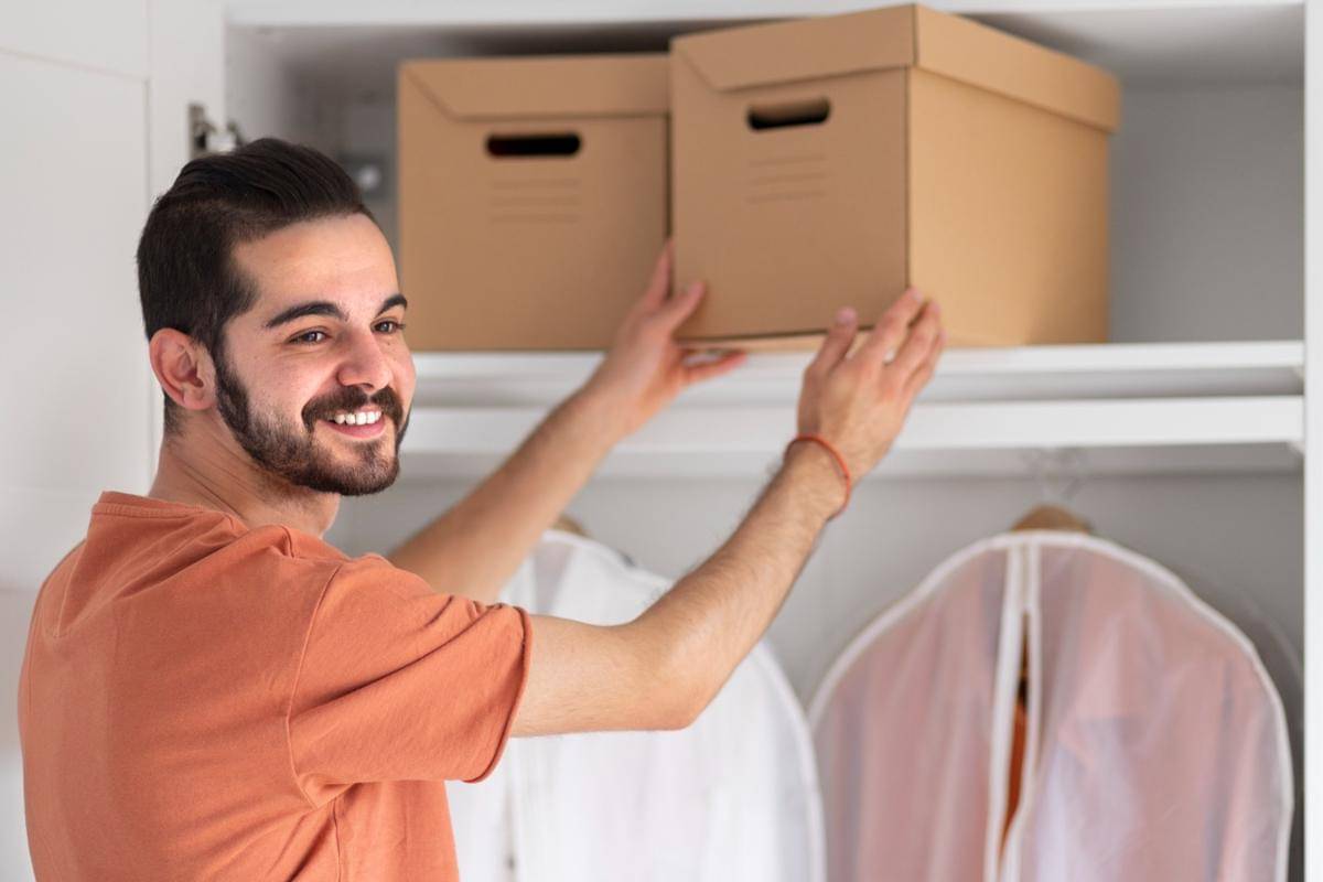 ilustrasi cowok decluttering barang