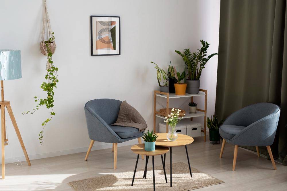 Desain interior dengan bingkai foto dan kursi yang indah