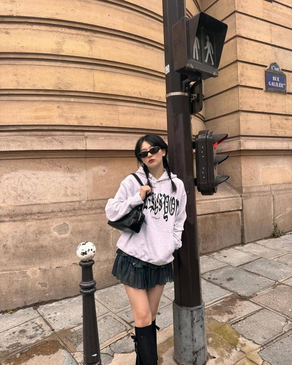 mix and match rok untuk gaya keren ala Seulgi Red Velvet