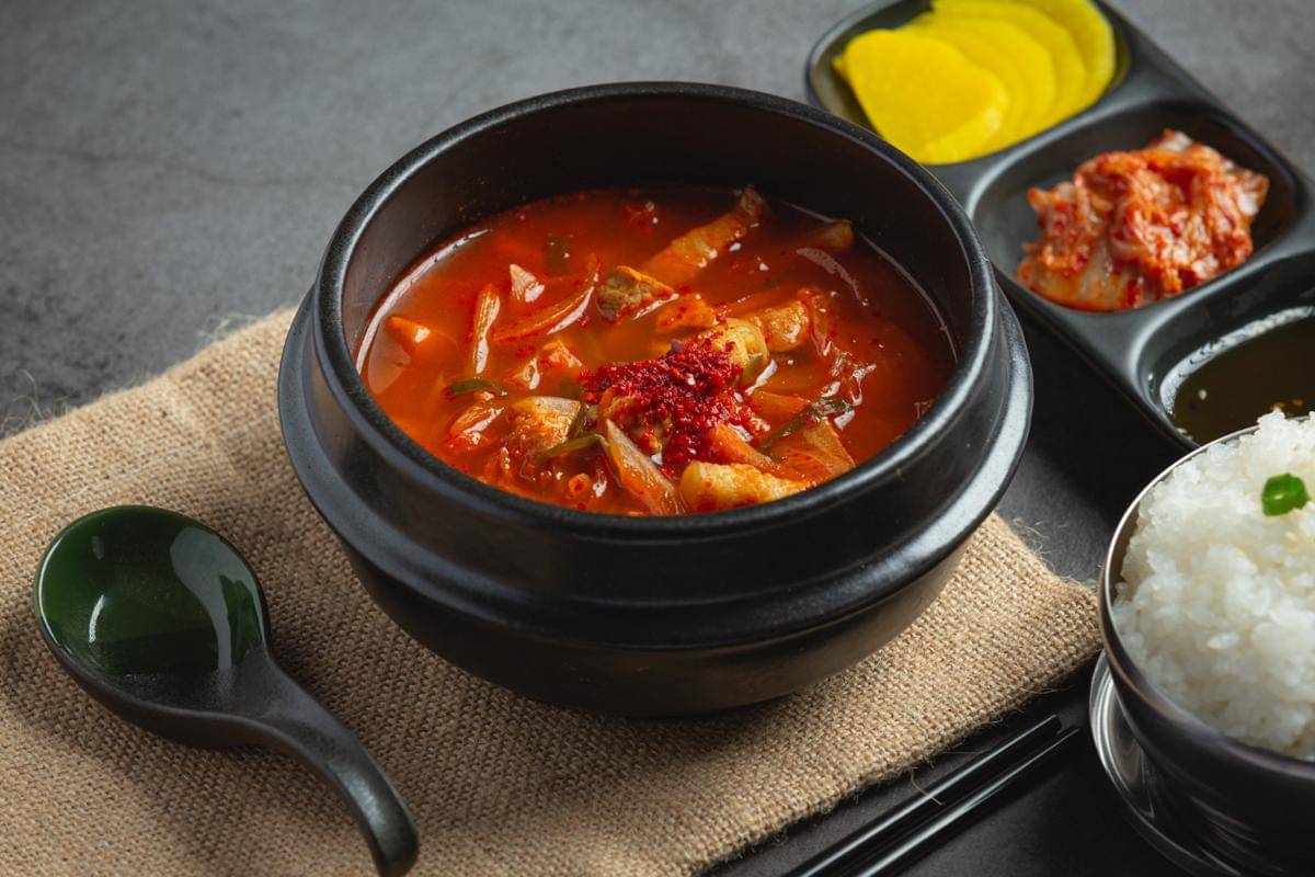 ilustrasi sup kimchi sujebi dengan nasi hangat