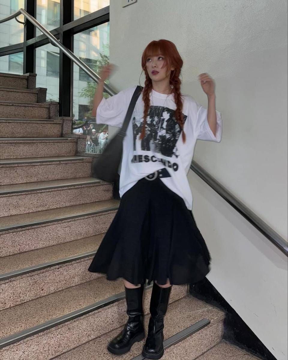 mix and match rok untuk gaya keren ala Seulgi Red Velvet