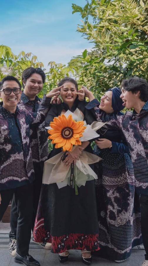 Anak Eko Patrio Wisuda di Singapura (instagram.com/viona__rosalina)