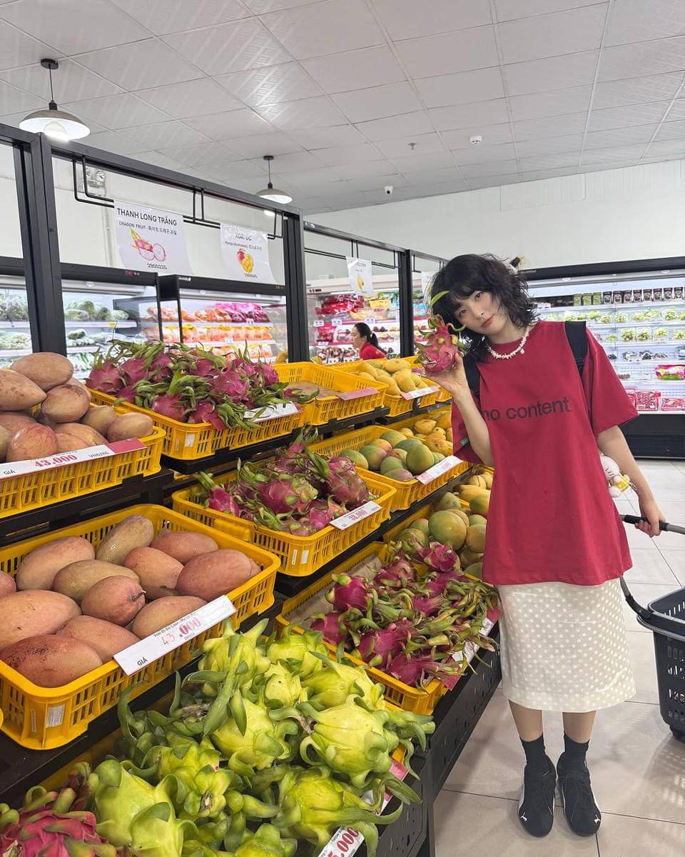 mix and match rok untuk gaya keren ala Seulgi Red Velvet