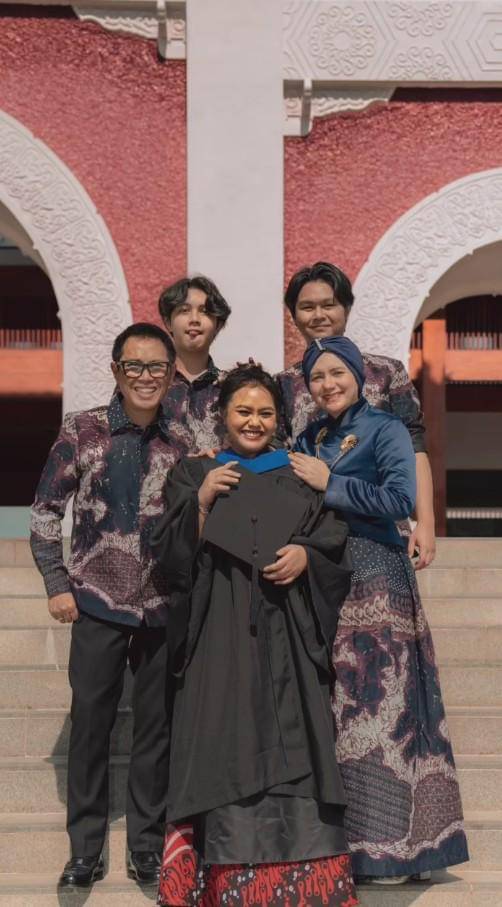 Anak Eko Patrio Wisuda di Singapura (instagram.com/viona__rosalina)