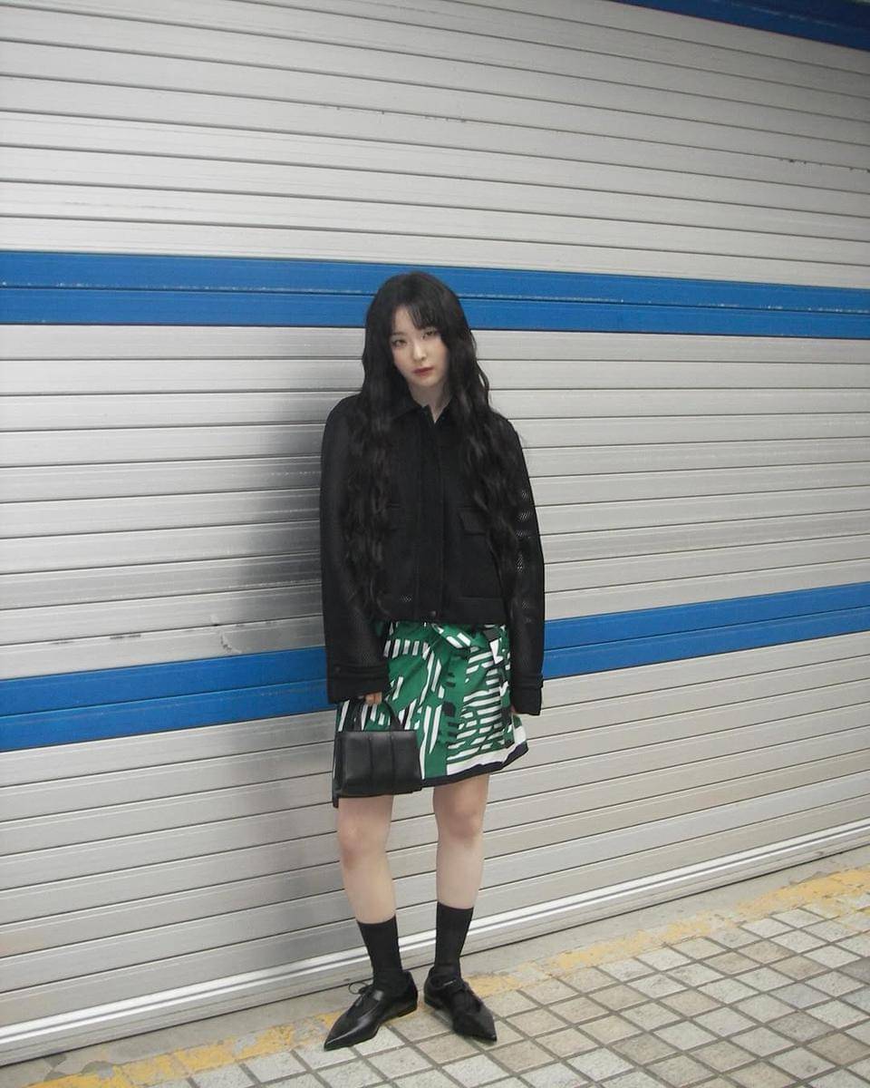 mix and match rok untuk gaya keren ala Seulgi Red Velvet