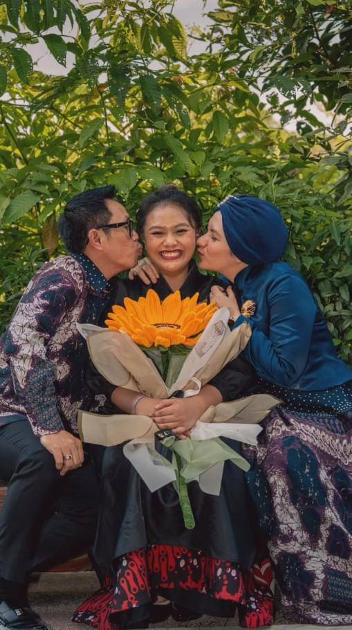 Anak Eko Patrio Wisuda di Singapura (instagram.com/viona__rosalina)
