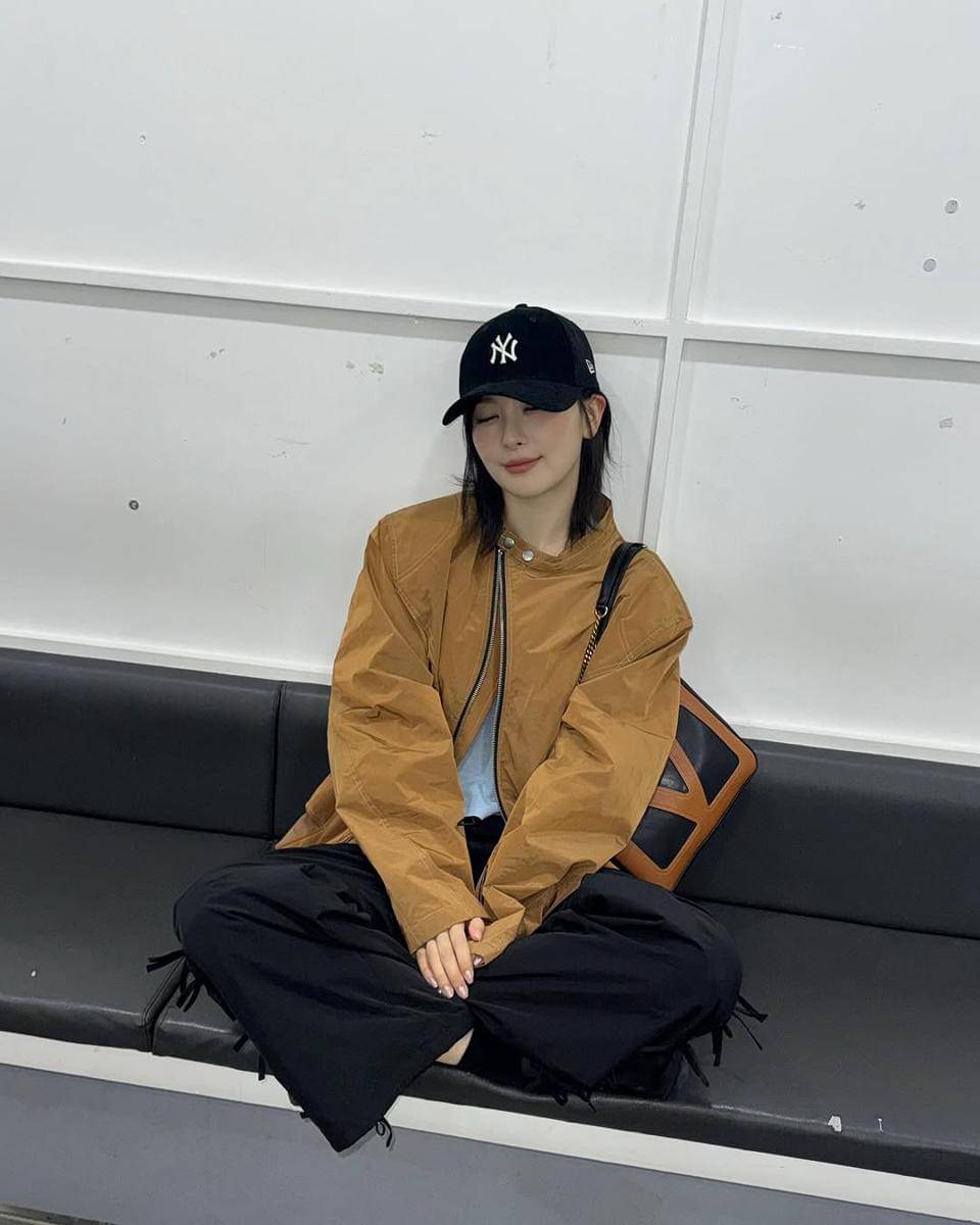 Outfit keren pakai baggy pants ala Seulgi Red Velvet