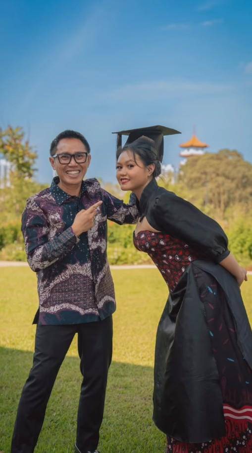 Anak Eko Patrio Wisuda di Singapura (instagram.com/viona__rosalina)