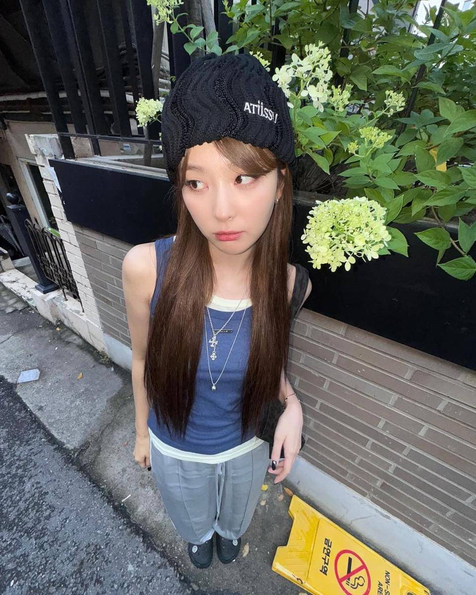 Outfit pakai baggy pants ala Seulgi Red Velvet