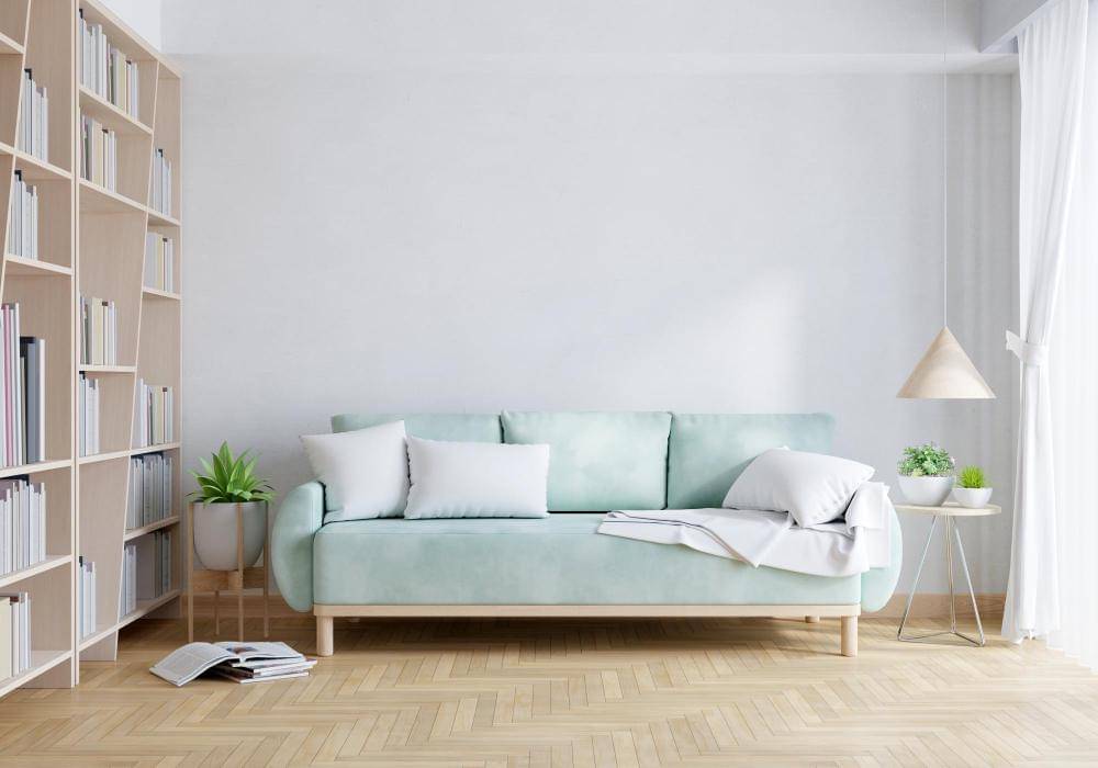 Sofa hijau di ruang tamu berwarna putih