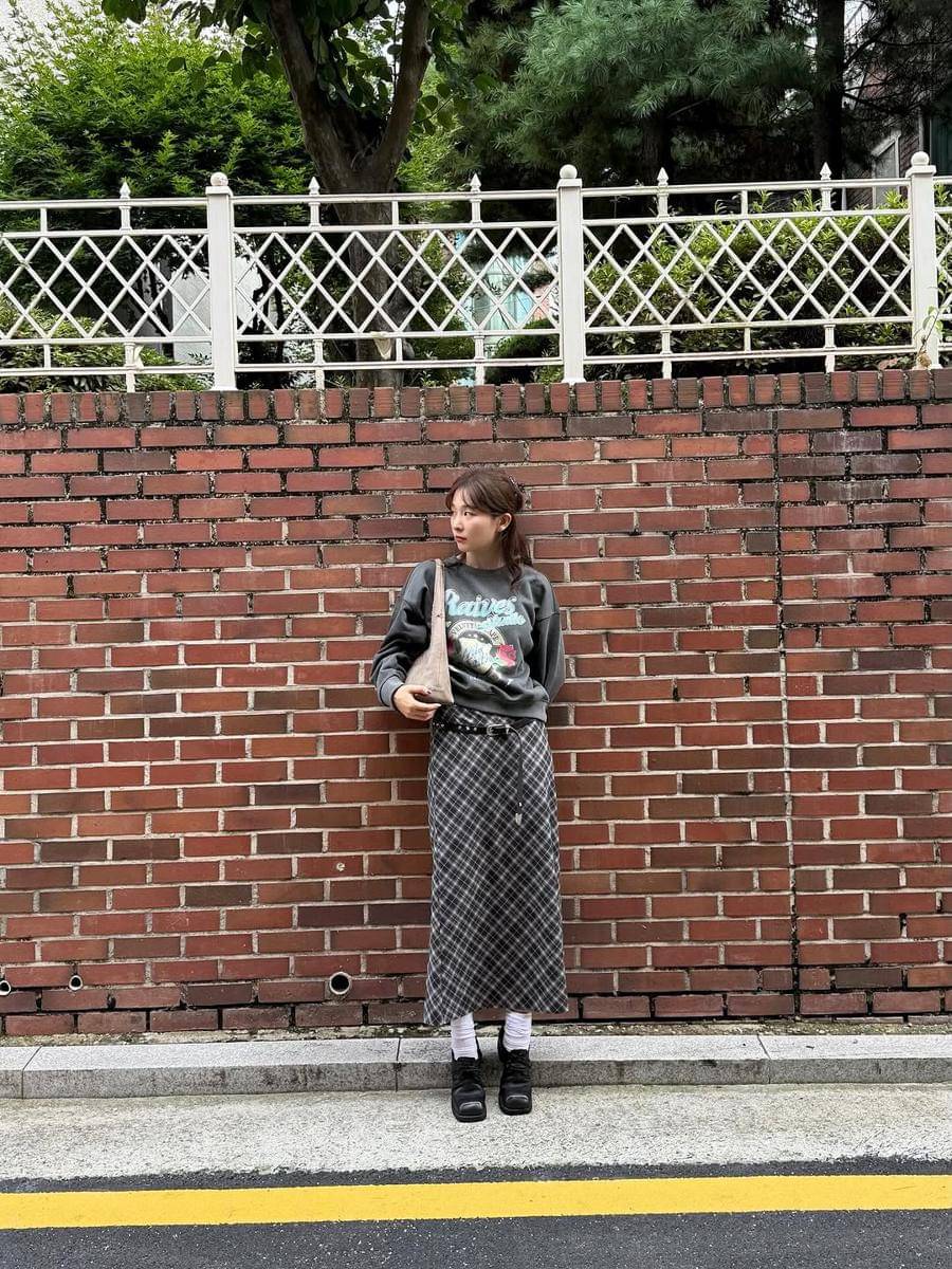 mix and match rok untuk gaya keren ala Seulgi Red Velvet