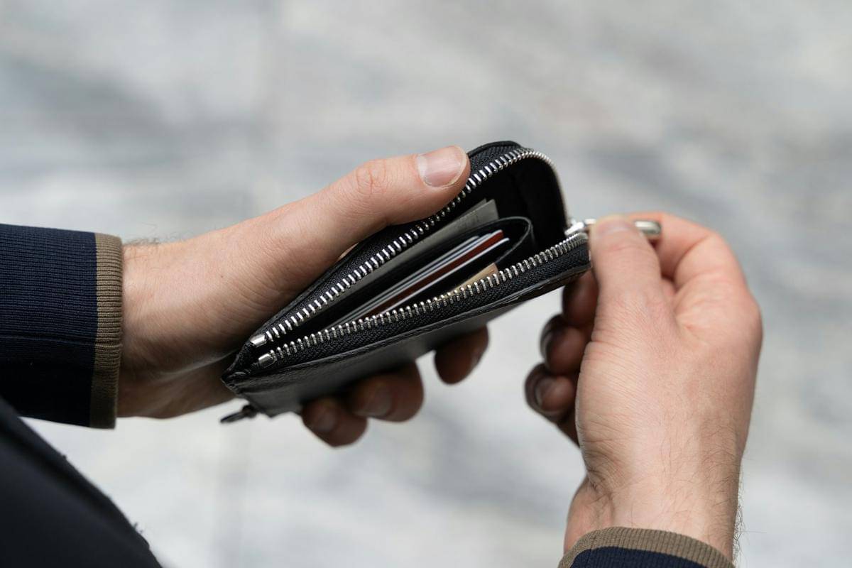 ilustrasi pria memeriksa uang di dompet