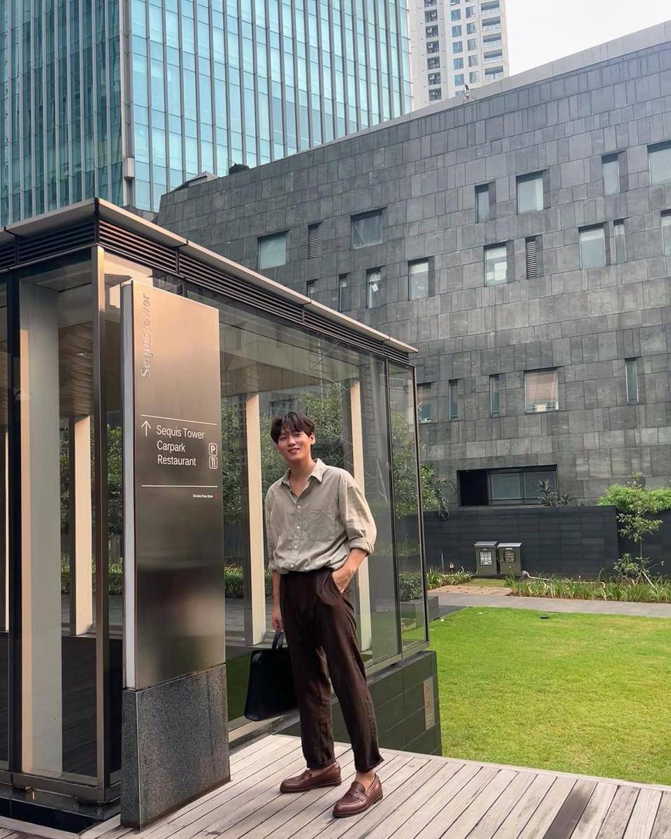 gaya kasual rapi dengan kemeja ala Na Daehoon