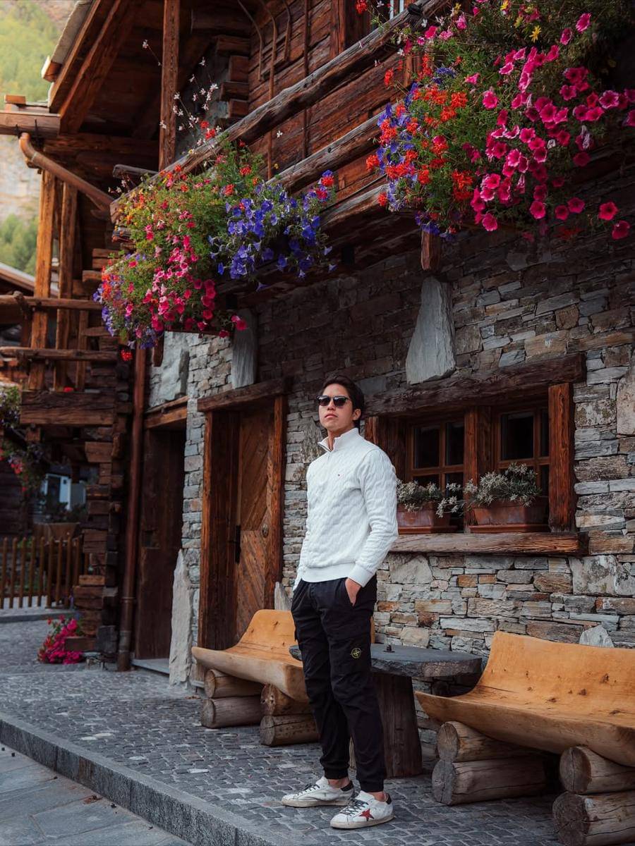 outfit stylish buat traveling ala El Rumi 
