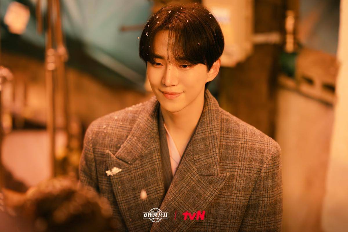Lee Junho di Typhoon Family