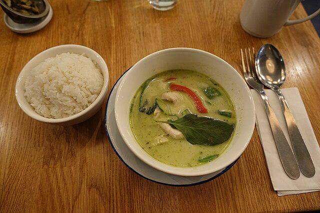 ilustrasi green curry dan nasi