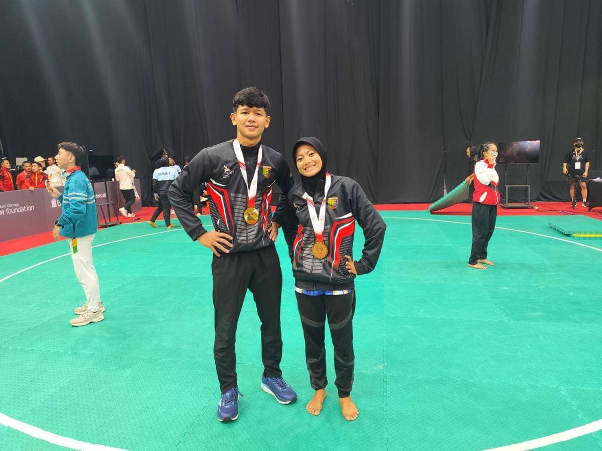 Peraih emas Pencak Silat untuk Lampung di PON Beladiri Kudus 2025, Ahya Mulya Bakti dan Riski Enjel Pinata. (IDN Times/Muhaimin)