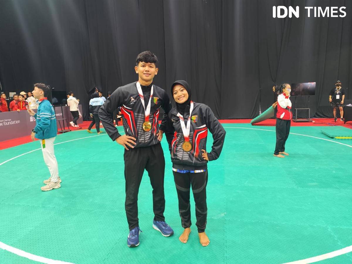 Peraih emas Pencak Silat untuk Lampung di PON Beladiri Kudus 2025, Ahya Mulya Bakti dan Riski Enjel Pinata. (IDN Times/Muhaimin)
