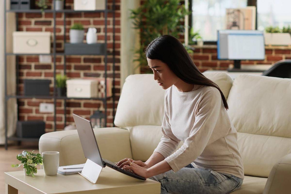 Ilustrasi perempuan menggunakan laptop