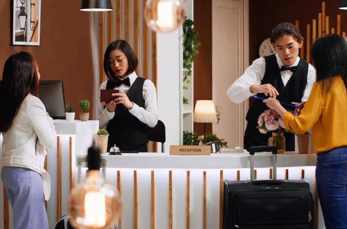 Ilustrasi resepsionis dan tamu hotel