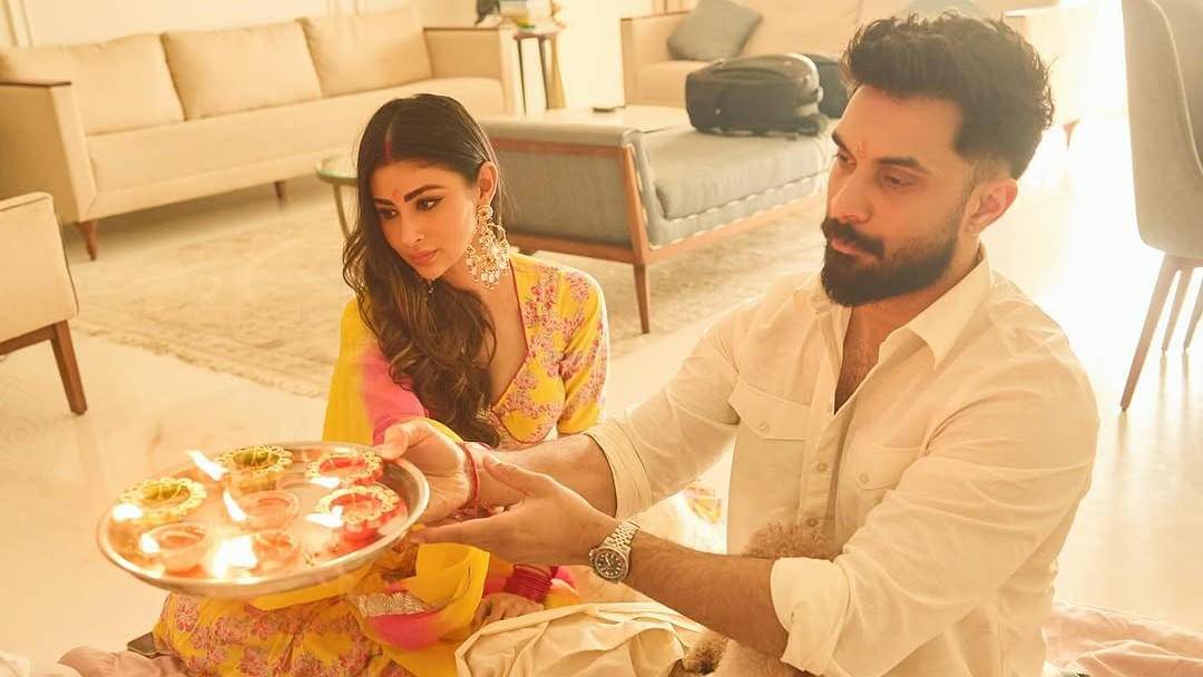 Mouni Roy dan suami