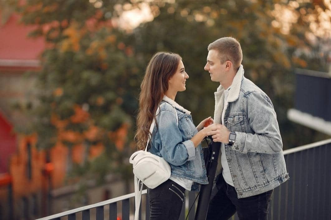 potret pasangan saling menyayangi 