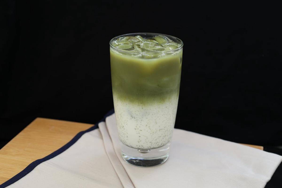 Potret banana bread matcha latte 