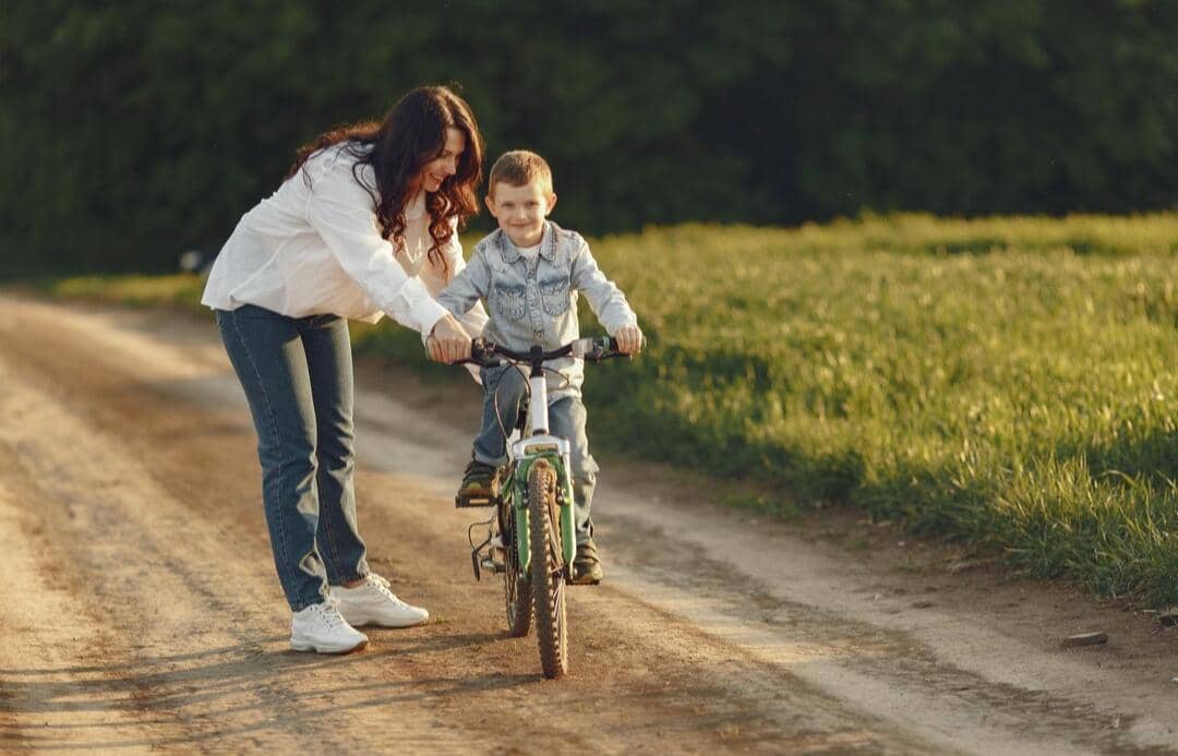 potret anak belajar naik sepeda
