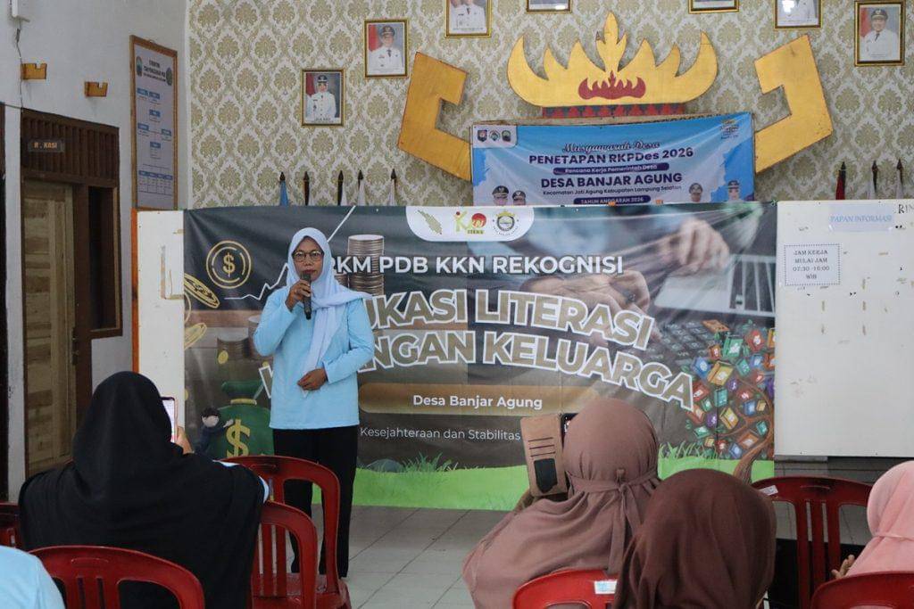 Dosen dan Mahasiswa Itera Gelar Edukasi Literasi Keuangan Keluarga Bagi Masyarakat Desa Banjar Agung, Lampung Selatan
