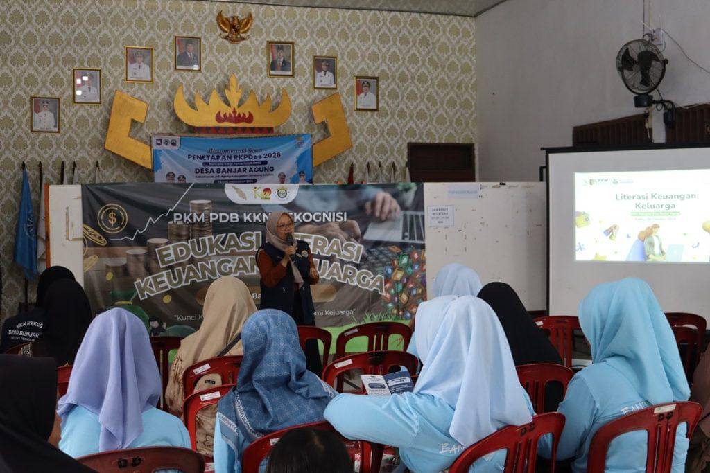 Dosen dan Mahasiswa Itera Gelar Edukasi Literasi Keuangan Keluarga Bagi Masyarakat Desa Banjar Agung, Lampung Selatan