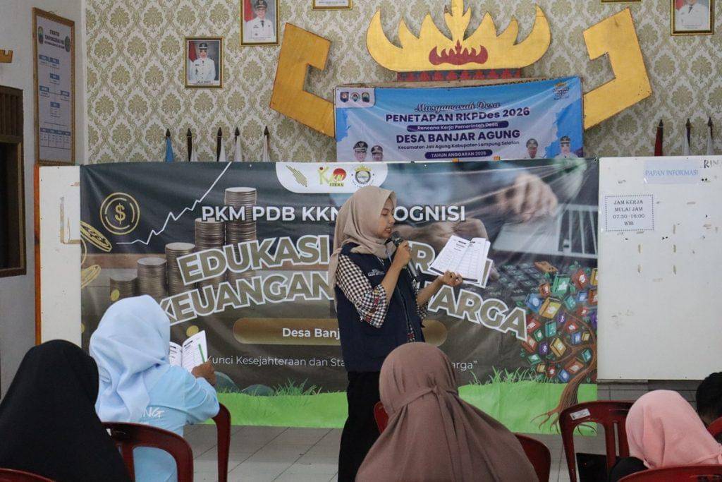 Dosen dan Mahasiswa Itera Gelar Edukasi Literasi Keuangan Keluarga Bagi Masyarakat Desa Banjar Agung, Lampung Selatan