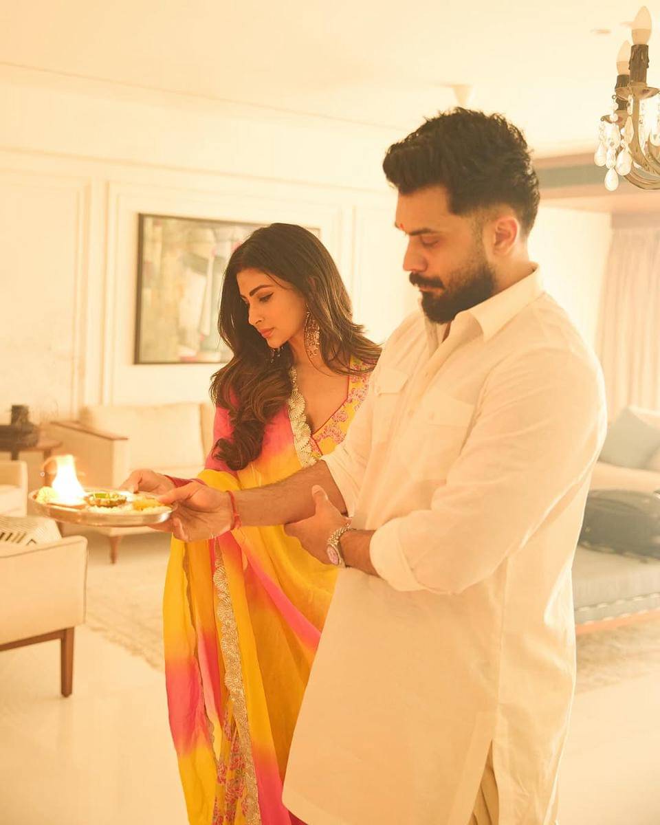 Mouni Roy dan suami
