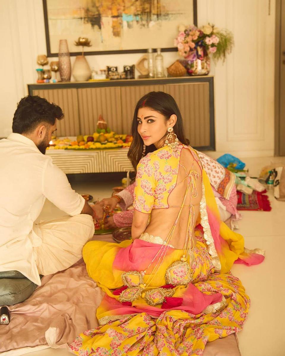 Mouni Roy dan suami