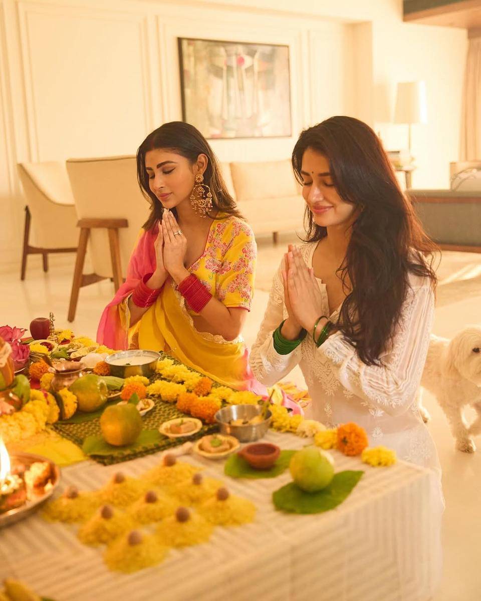 Mouni Roy dan Disha Patani