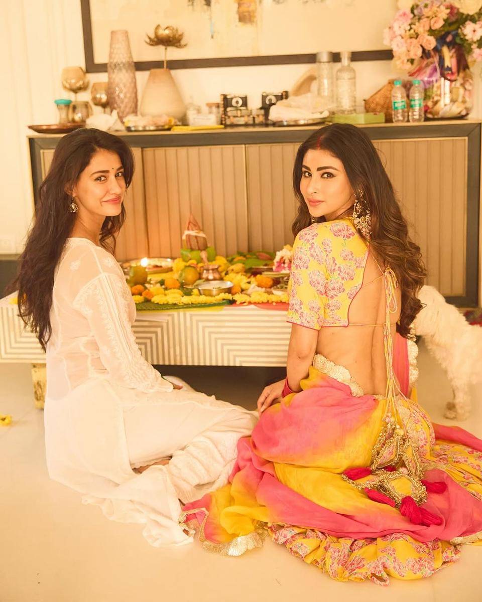 Mouni Roy dan Disha Patani