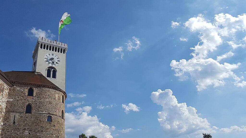 kenapa saat cuaca panas, langit terlihat lebih putih daripada biru?