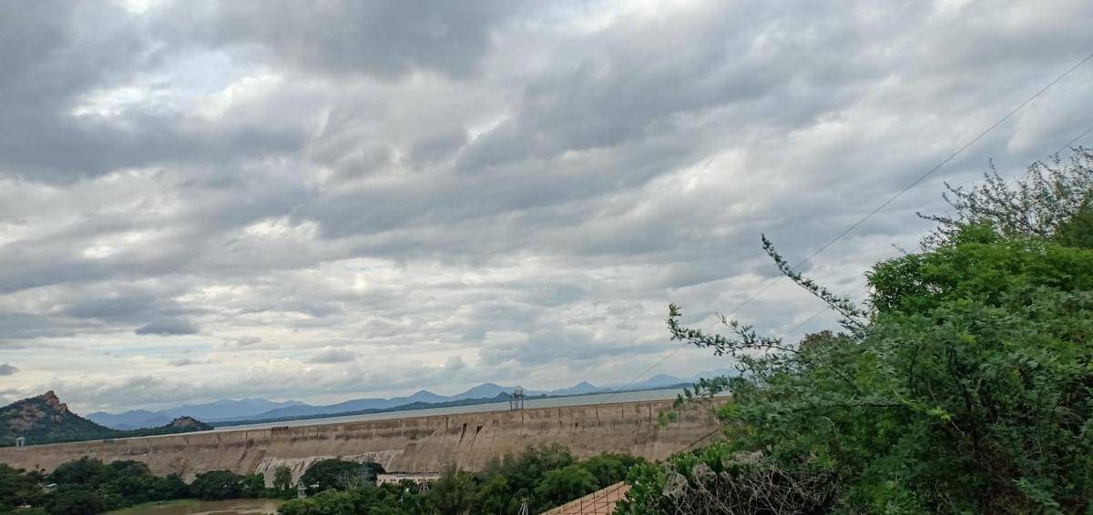 kenapa saat cuaca panas, langit terlihat lebih putih daripada biru?