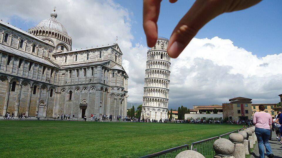 salah satu foto kreatif yang dilakukan wisatawan di Menara Pisa