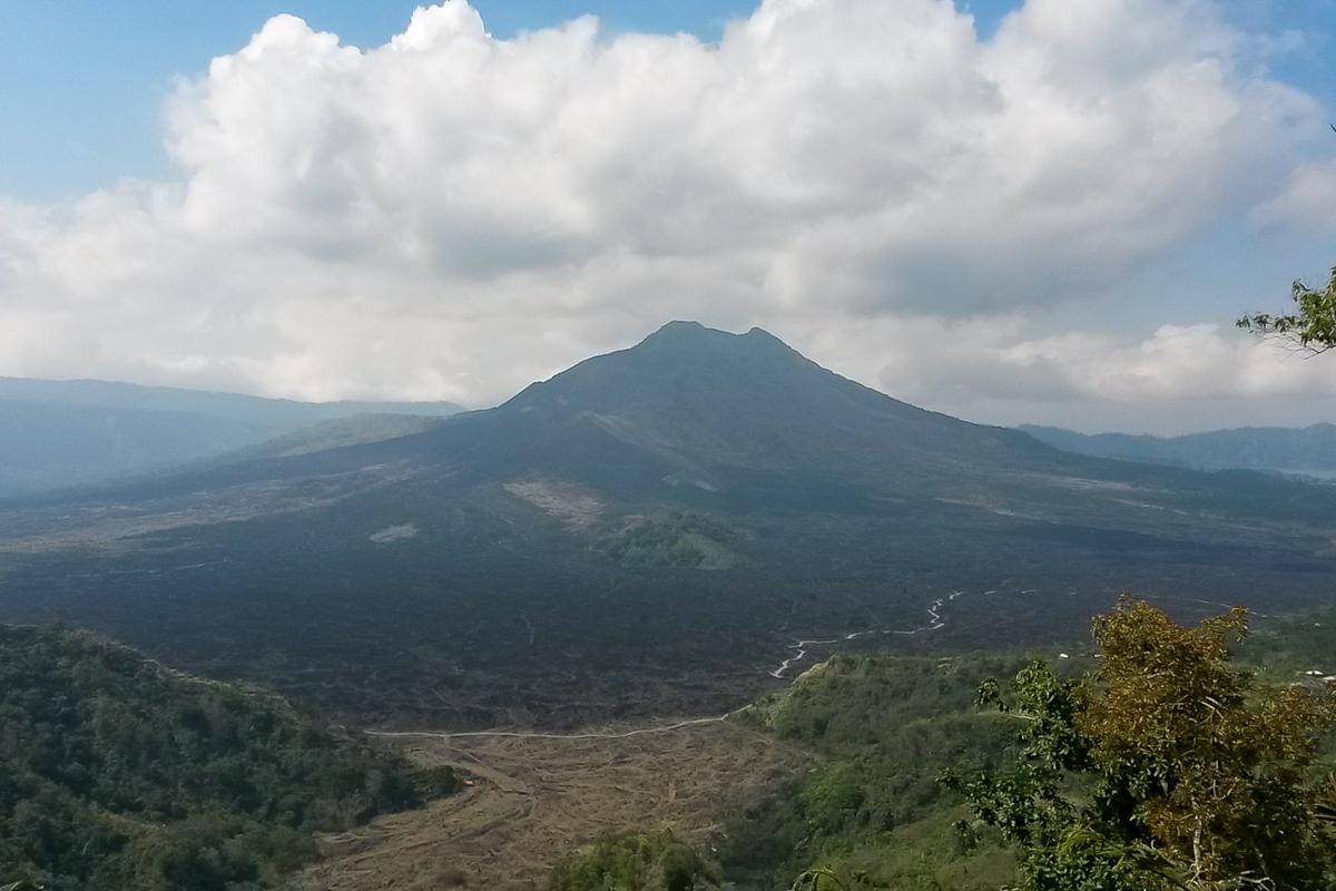 ilustrasi Gunung Batur di Kintamani 