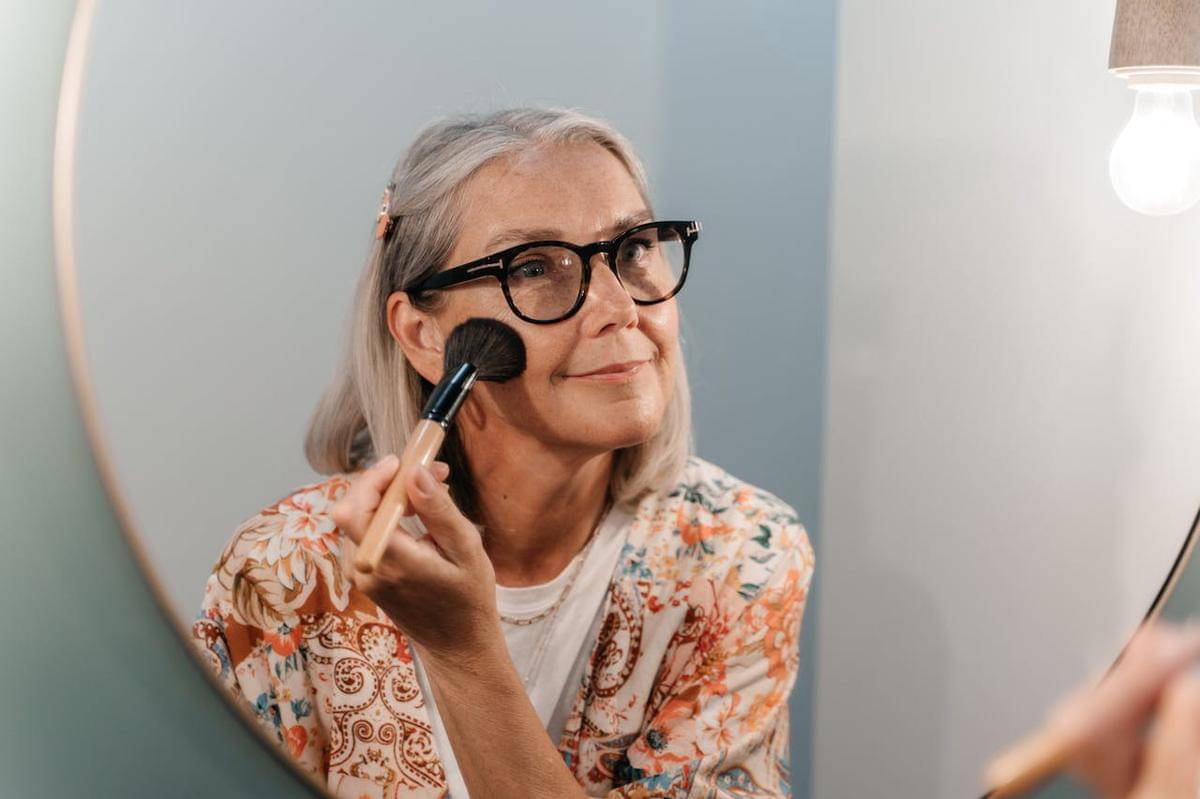 Ilustrasi makeup mature skin