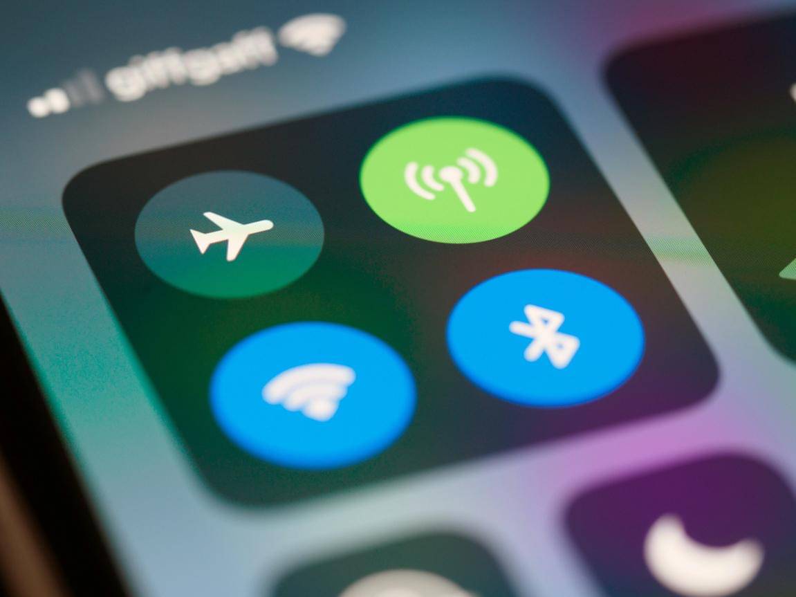 ilustrasi ikon airplane di smartphone (pexels.com/Brett Jordan)