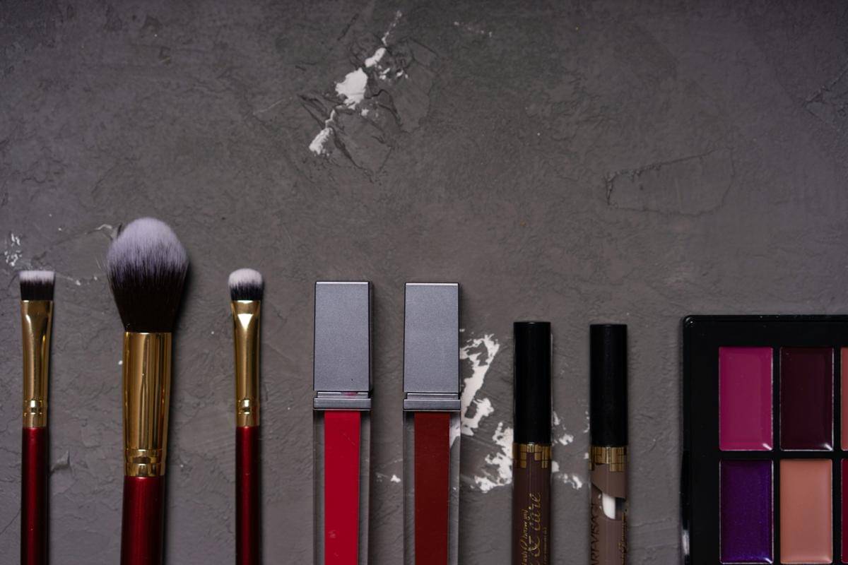 ilustrasi menyimpan lipstik posisi tegak (pexels.com/Atlantic Ambience)