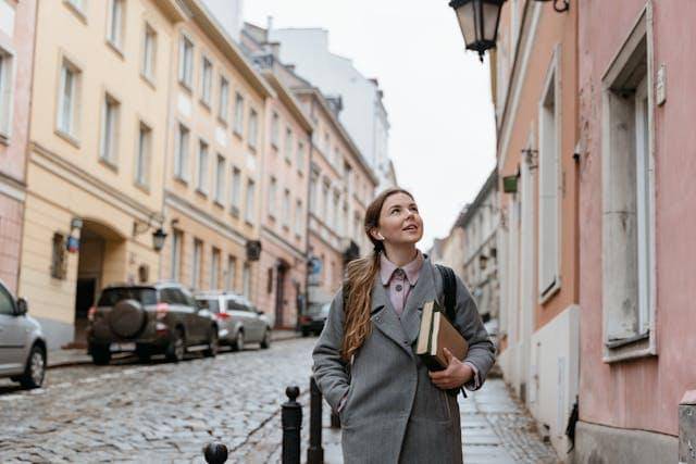 ilustrasi belajar tentang budaya