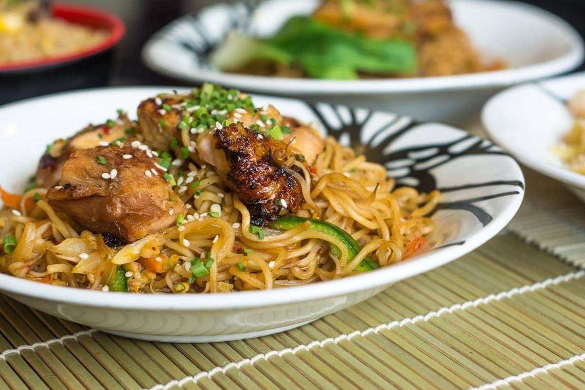 ilustrasi spicy chicken abura soba yand siap untuk disantap