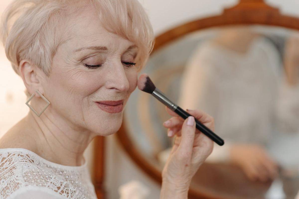 Ilustrasi makeup mature skin